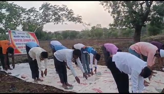 शेताच्या बांधावर साजरा केला ९ वा आंतरराष्ट्रीय योगदिन.