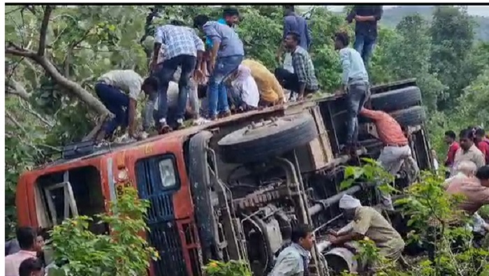  एस टी बस राजूर घाटात कोसळली, 20 प्रवासी जखमी…