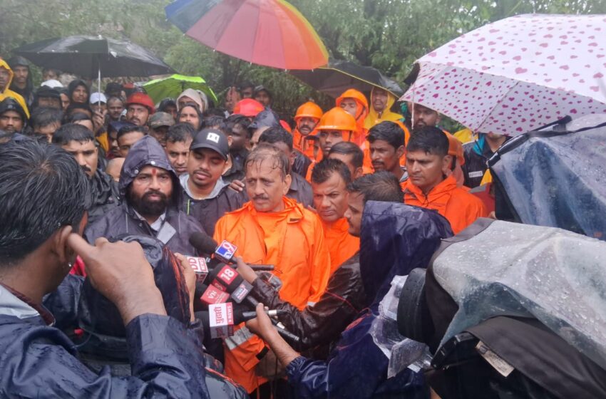 मुख्यमंत्र्यांनी यांनी स्वत:च केले बचाव कार्याचे नेतृत्व