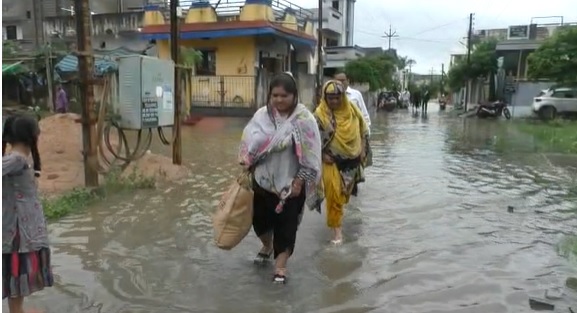  मुसळधार पावसामुळे चंद्रपूर शहरातील वस्त्या पाण्याखाली