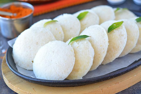 दिवसा भूक लागल्यास झटपट बटाट्याची इडली बनवा