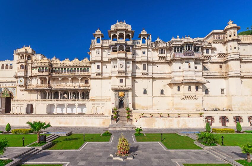 भव्य राजवाडे, रंगीबेरंगी बाजार, मोहक तलाव आणि पूज्य मंदिरे असलेले उदयपूर