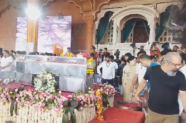  नितीन देसाई यांच्यावर एन डी स्टुडिओ मध्ये अंत्यसंस्कार…
