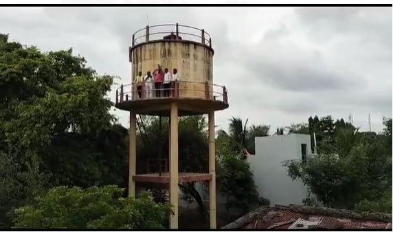  गाव पंधरा दिवसापासून अंधारात; सरपंच, उपसरपंच पाण्याच्या टाकीवर
