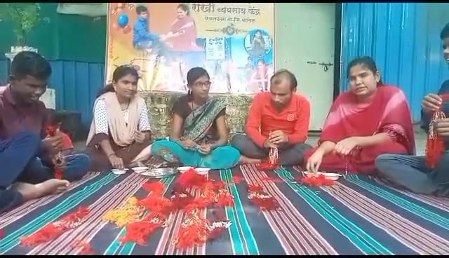  राख्यांची निर्मिती आणि विक्री करून अंध मुलांनी प्रशस्त केला उपजीविकेचा मार्ग.