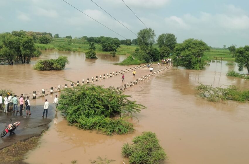  पावसाने नदी नाले ओसंडले, वाहतूक विस्कळीत