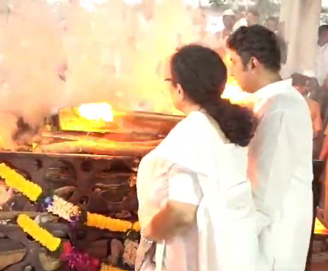 बाबामहाराज सातारकर यांच्या पार्थिवावर अंत्यसंस्कार