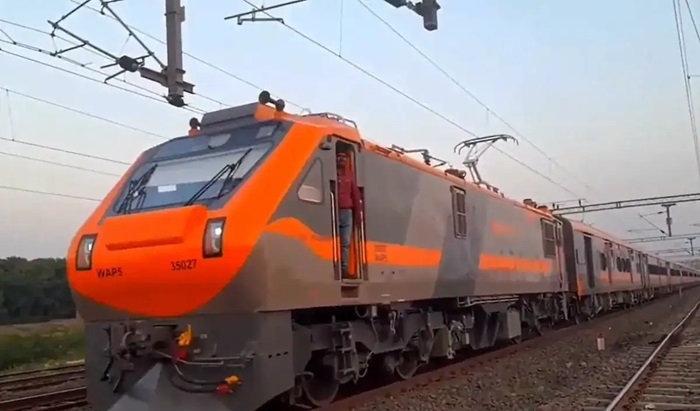  ‘वंदे साधारण’ ट्रेन मुंबईत दाखल