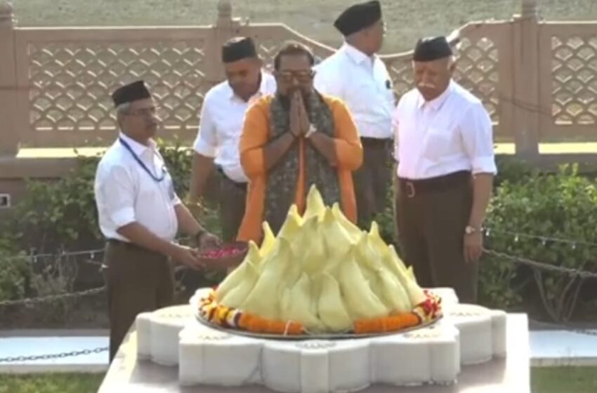 राष्ट्रीय स्वयंसेवक संघाच्या वतीने शस्त्र पूजन..