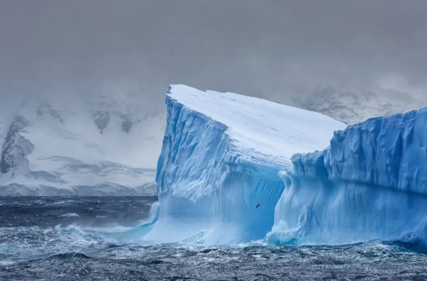  जगातील सर्वांत मोठ्या हिमखंडाने ३० वर्षांनंतर बदलली जागा