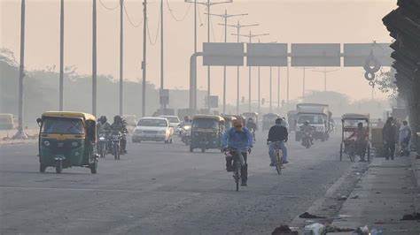 मुंबईच्या हवेत मिसळले फटाक्यांचे विष! AQI 'गंभीर'