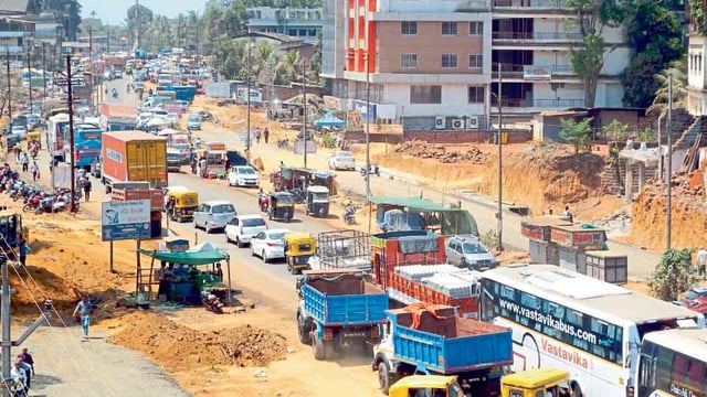  मुंबई-गोवा महामार्गावर मोठी वाहतूक कोंडी; वाहनांच्या लागल्या रांगा