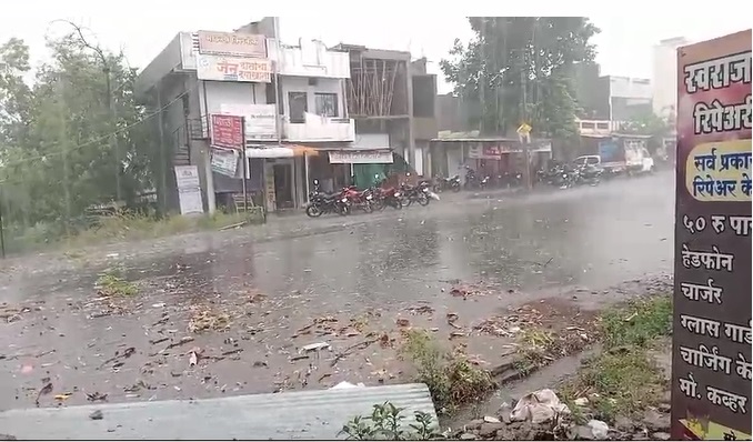  अकोल्यात जोरदार पाऊस आणि गारपीट