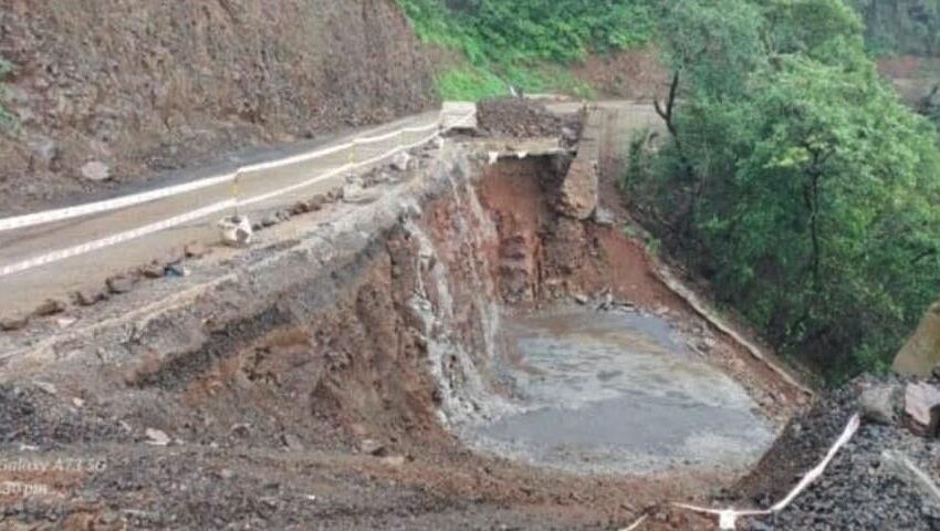  करुळ घाटातील संरक्षक भिंतीसह कॉंक्रीटचा रस्ता गेला वाहून