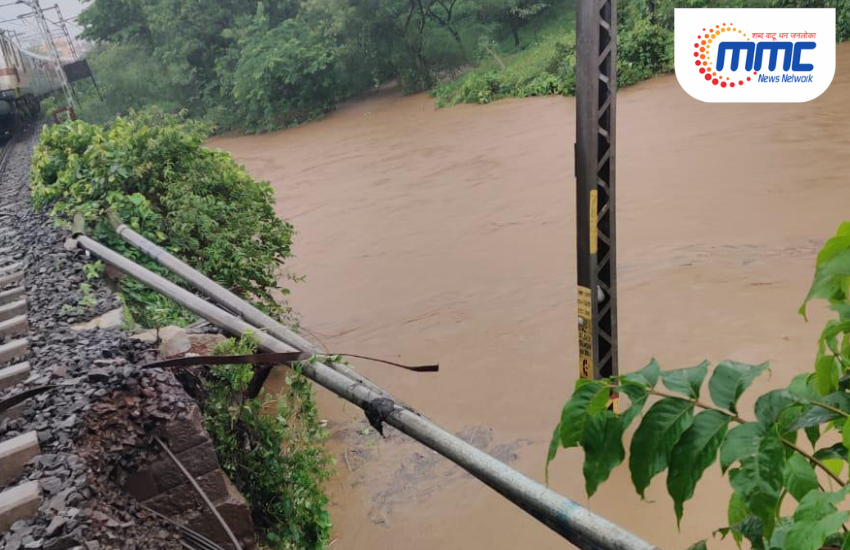 पावसाने उडवला मध्य रेल्वेचा बोजवरा, ट्रॅकखालील माती गेली वाहून