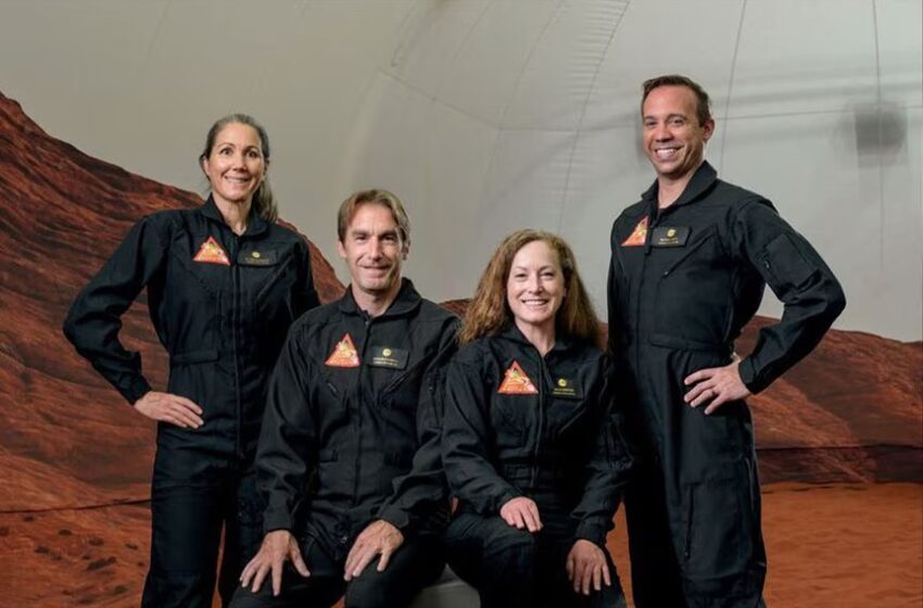  मंगळ मोहीम यशस्वी करून वर्षभरानंतर परतले NASA चे शास्त्रज्ञ