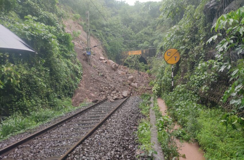  दरडीमुळे कोकण रेल्वे ठप्प