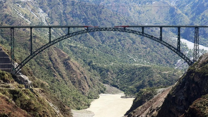  चिनाब नदीवरील सर्वात उंच पुलावरून स्वातंत्र्यदिनी धावणार पहिली ट्रेन