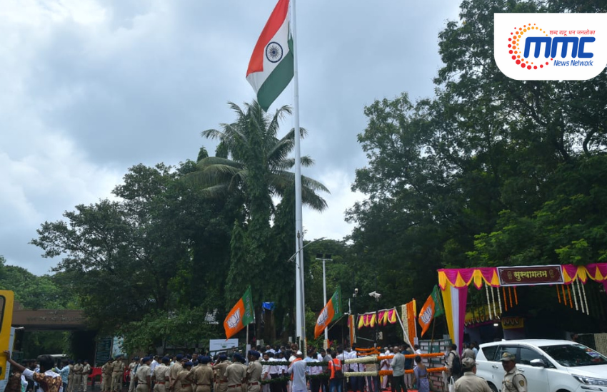 राष्ट्रीय उद्यानात ७५ फुटी राष्ट्रध्वज स्तंभाचे अनावरण