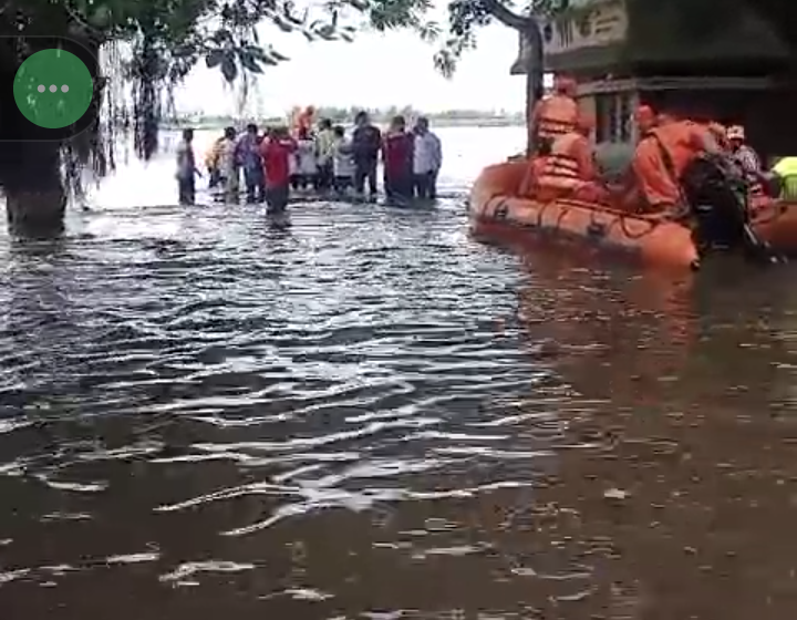  ट्रॅक्टर ट्रॉली पुरात पलटली, दोन जण बेपत्ता