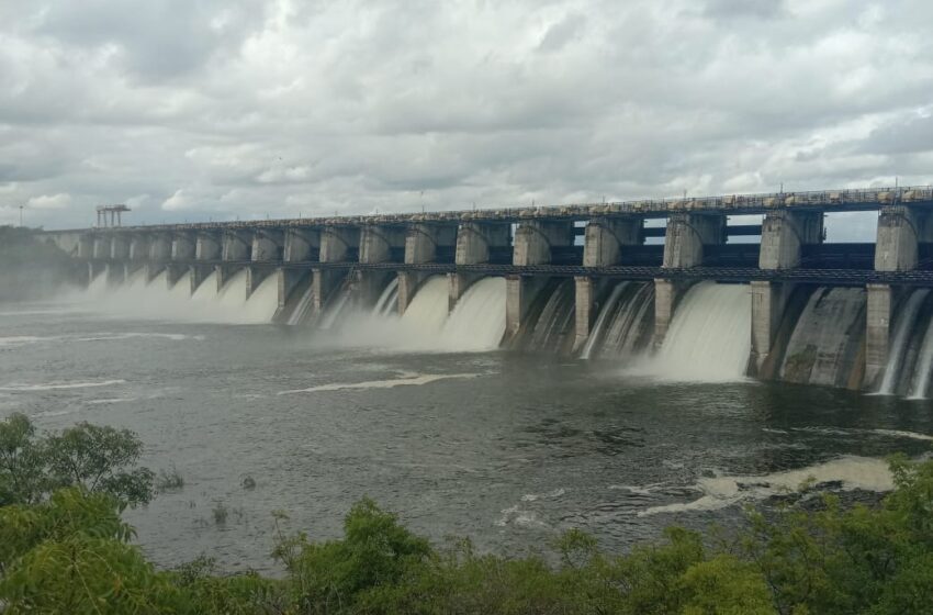  सीना कोळेगाव धरण ओव्हरफ्लो- सतरा दरवाजे उघडले