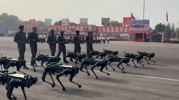  प्रजासत्ताक दिनाच्या विशेष परेडमध्ये रोबोट आर्मीने दिली सलामी
