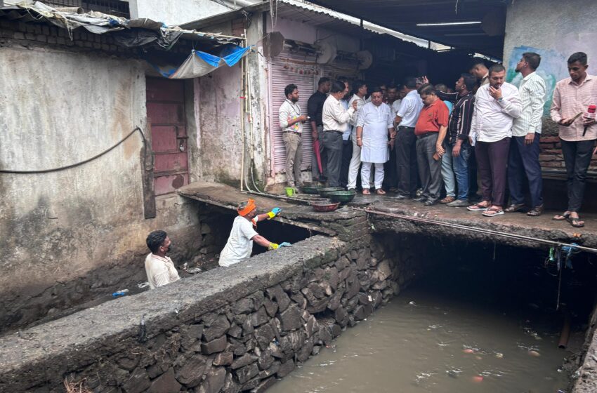  भिवंडीतील नालेसफाईच्या कामात हलगर्जीपणा;खासदार बाळ्या मामांनी मनपा अधिकाऱ्यांना धरले धारेवर….