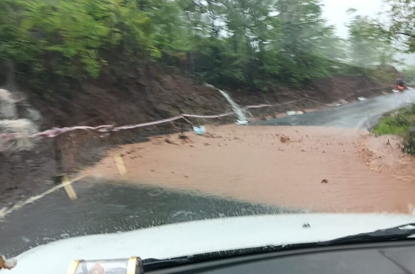  आंबेनळी घाटातपावसामुळे रानकडसरी टोकाजवळ दरड कोसळली.