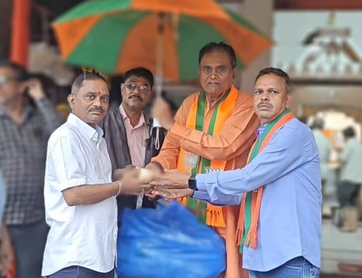  पावसात अडकलेल्या नागरिकांना माजी उपमहापौर बाबूभाई भवानजी यांनी केली मदत
