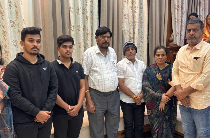  रामदास आठवले यांनी घेतली दिवंगत वैष्णवी कुटुंबीयांची भेट