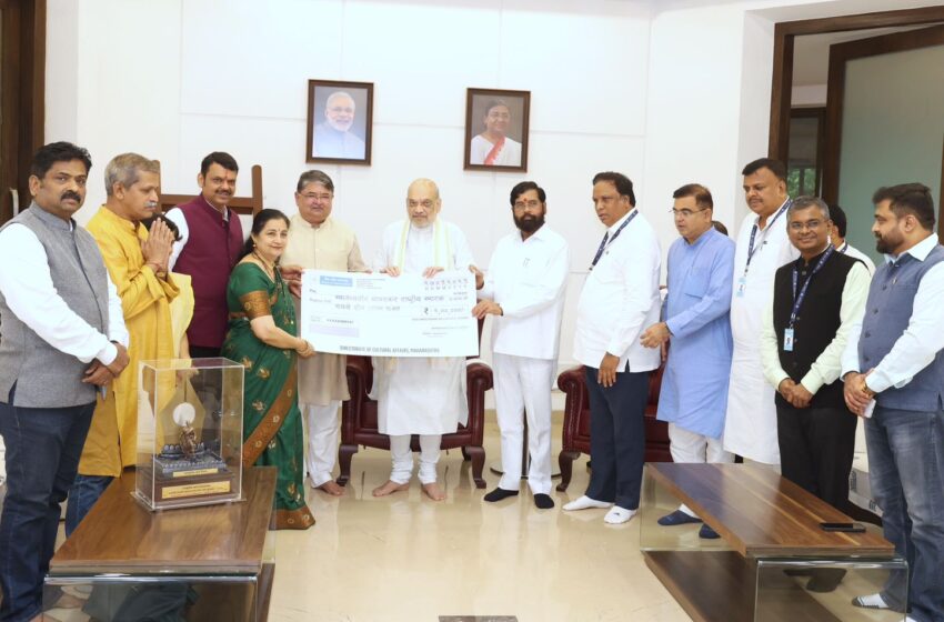  स्वातंत्र्यवीर सावरकर प्रतिष्ठानने स्वीकारला राज्य प्रेरणागीत पुरस्कार