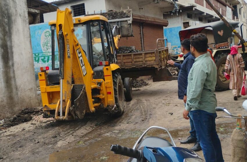  लातूर बाजार समितीच्या भाजीपाला मार्केटमधील नालेसफाई पूर्ण;व्यापाऱ्यांनी मानले आभार