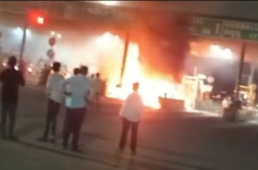  कंटेनरच्या डिझेल टाकीचा स्फोट, टोल नाक्याला लागली भीषण आग