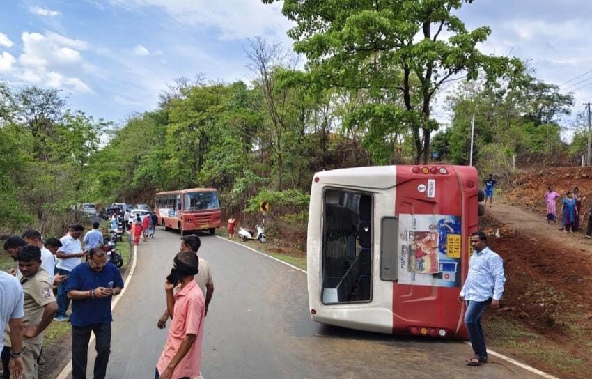  महाड विन्हेरे मार्गावर एसटीचा अपघात