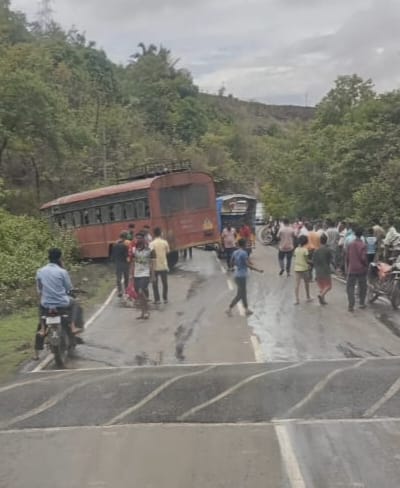  महाड दापोली स्पीड ब्रेकर मुळे झाला एसटी बसचा अपघात