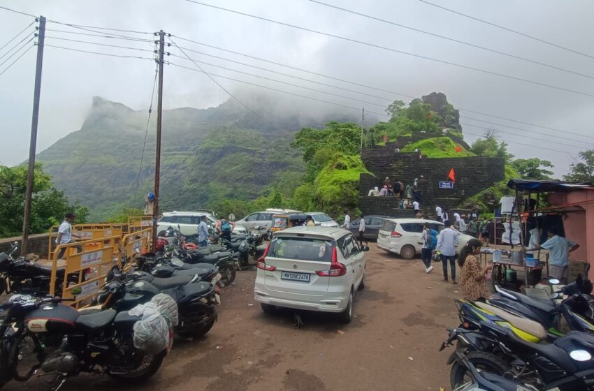 रायगड किल्ल्यावर शिवप्रेमी आणि पर्यटकांची गर्दी, पार्किंगचा बिकट प्रश्न
