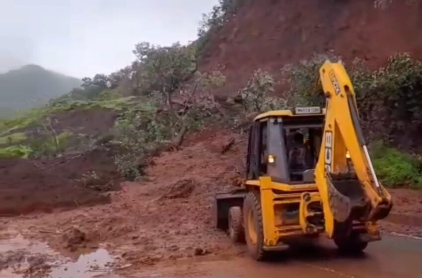 मुसळधार पावसाने करूळ घाटात दरड कोसळली