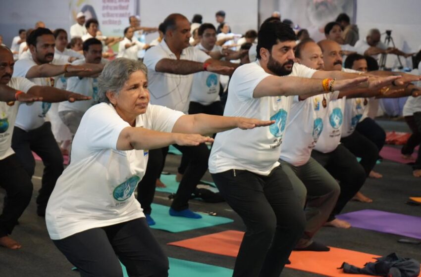 आंतरराष्ट्रीय योग दिनानिमित्त पुण्यात २००० हून अधिक योगसाधकांनी एकत्र येत केला योगाभ्यास