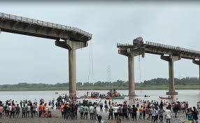  गुजरातमध्ये नदीवरील पूल कोसळल्याने 13 जणांचा मृत्यू
