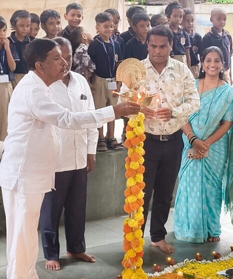  धारावीच्या शाळेत दीप पूजनात उजळले युनोस्कोने गौरविलेले शिवरायांचे १२ किल्ले..