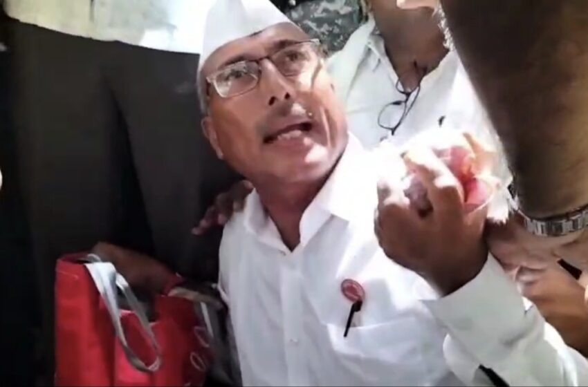  कांदा उत्पादक शेतकरी आक्रमक; कांदे फेकून आंदोलन…