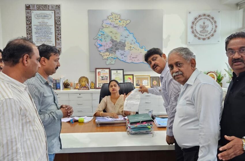  थकीत बिलांसाठी कंत्राटदारांचे भरपावसात धरणे आंदोलन