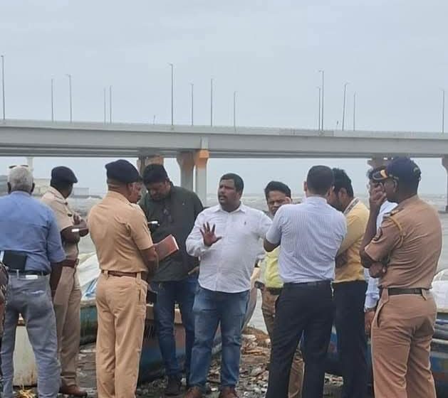  गणपती विसर्जनपूर्वी वरळी येथील लोटस जेट्टीची केली युवासेनेने पाहणी