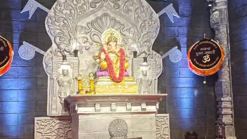  पुण्यात मानाच्या गणपतींची प्राणप्रतिष्ठा, भक्तांचा उत्साह ओसंडून वाहिला