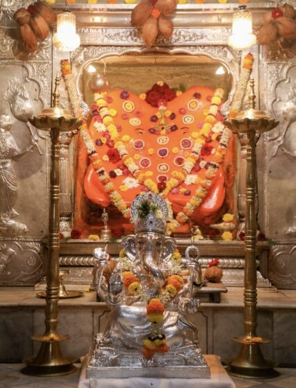  श्री कसबा गणपतीच्या चांदीच्या मूर्तीची विधिवत पूजा ग्रामदैवत श्री कसबा गणपती मंदिरामध्ये संपन्न*