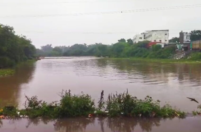 मुसळधार पावसामुळे पाच वर्षांनंतर प्रथमच कुंडलिका नदीला पूर…..