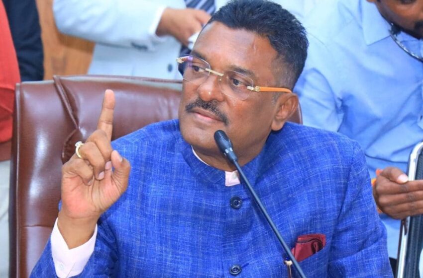  जनतेला वेठीस धरणाऱ्या संघटनांवर कारवाई करा!