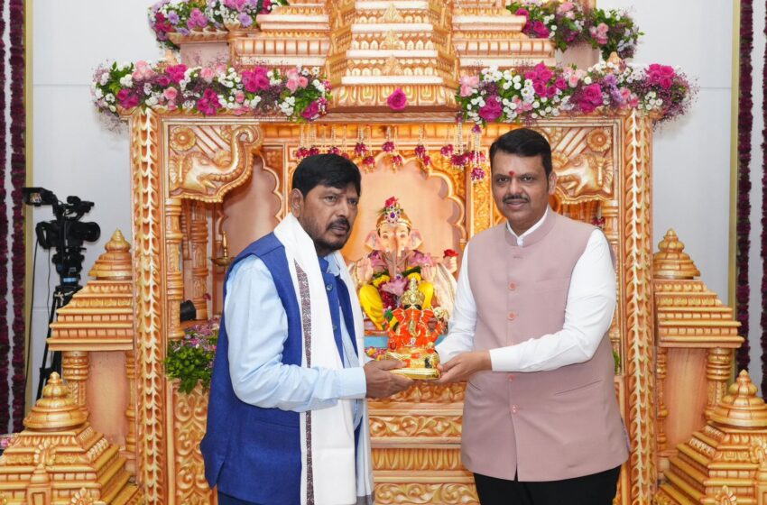  केंद्रिय राज्यमंत्री रामदास आठवले यांनी घेतली मुख्यमंत्री देवेंद्र फडणवीस यांची भेट