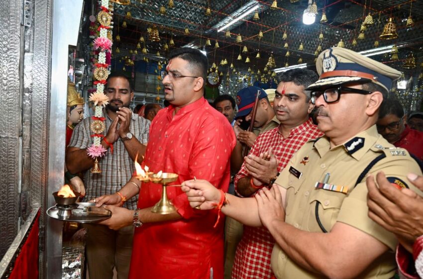  पोलिस आयुक्त अमितेश कुमार यांच्या हस्ते आदिशक्ती माता सच्चीयाय देवीची आरती संपन्न