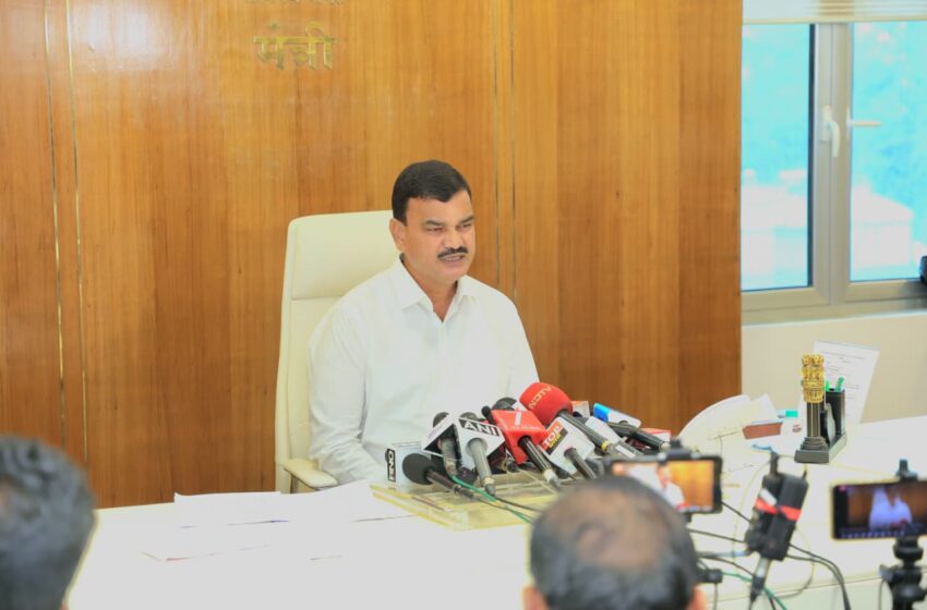  नुकसानग्रस्त शेतकऱ्यांसाठी कृषी अधिकारी आणि कर्मचाऱ्यांचे एक दिवसाचे वेतन
